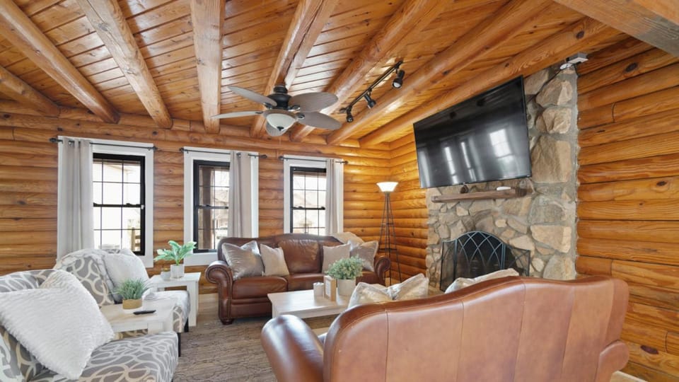 Renovated 5BR/3BA Cabin w/ Rec Room Cabin in Charlotte