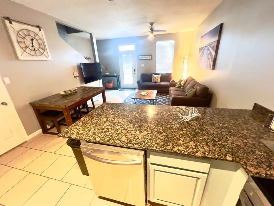 TV and multimedia, Kitchen or kitchenette, Living room, Seating area, Dining area