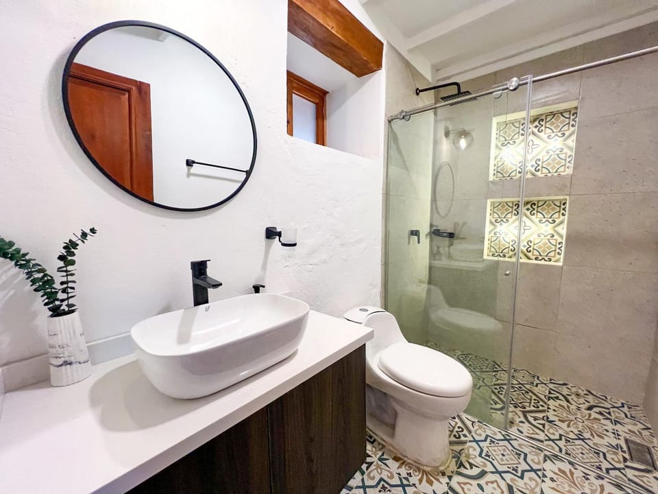 Shower, Toilet, towels