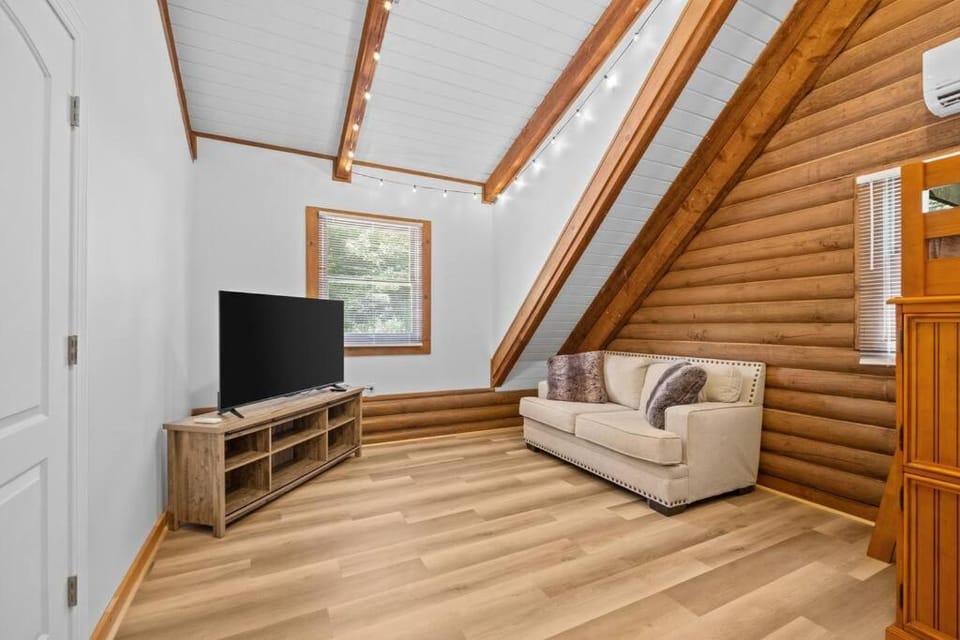 The Big Smokey cabin w/game room & HOT TUB Cabin in Buncombe County