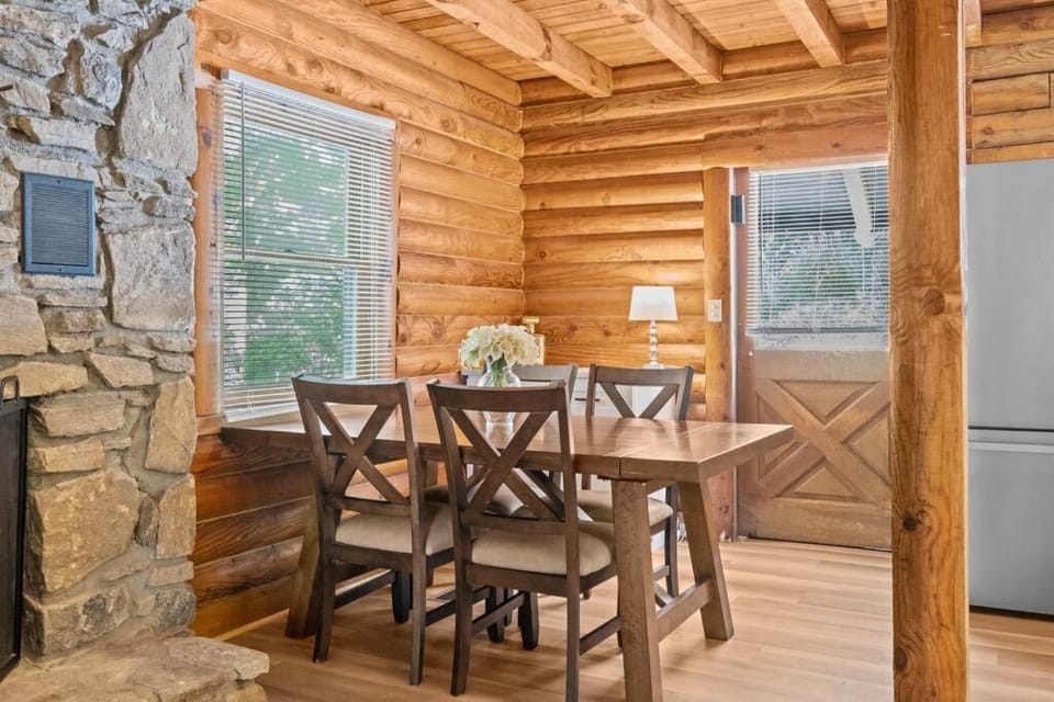The Big Smokey cabin w/game room & HOT TUB Cabin in Buncombe County