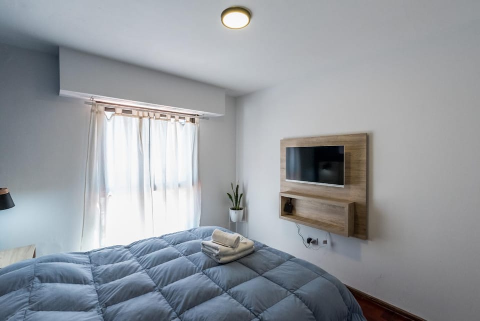 Bed, TV and multimedia, Photo of the whole room, Bedroom, towels