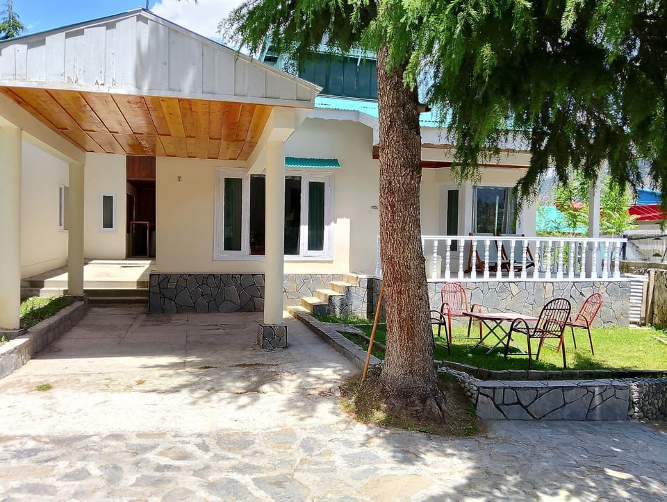 Property building, Day, Garden, Garden view