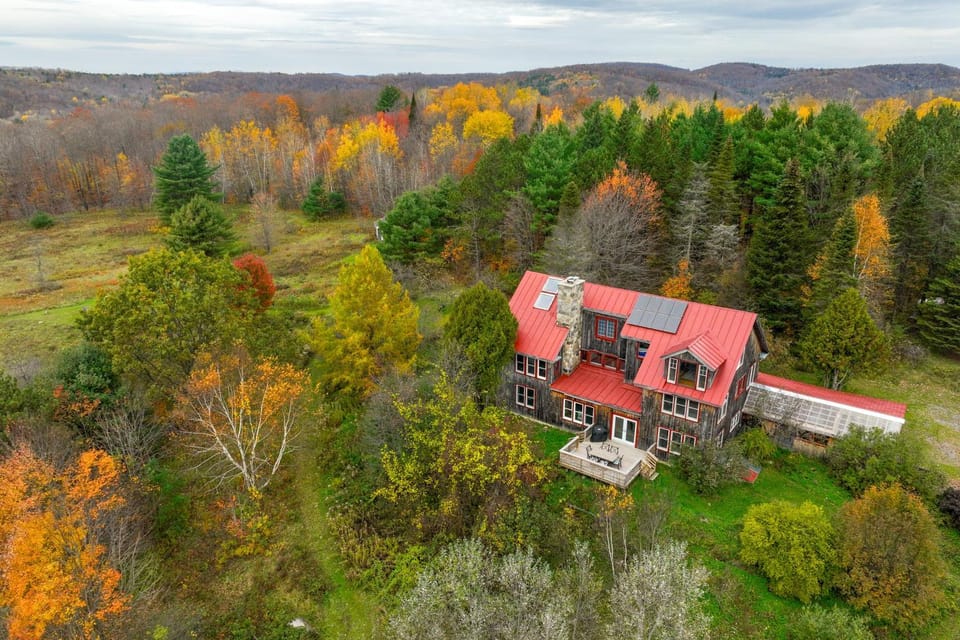Luxe 14-Acre Vermont Countryside Lodge! House in Vermont