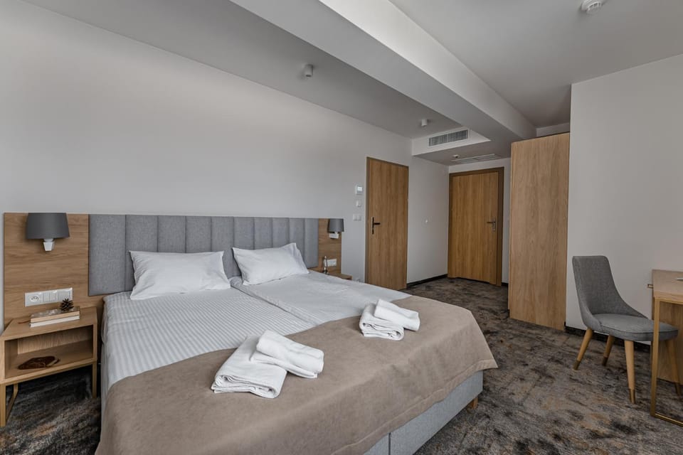 Bed, Photo of the whole room, Bedroom, towels