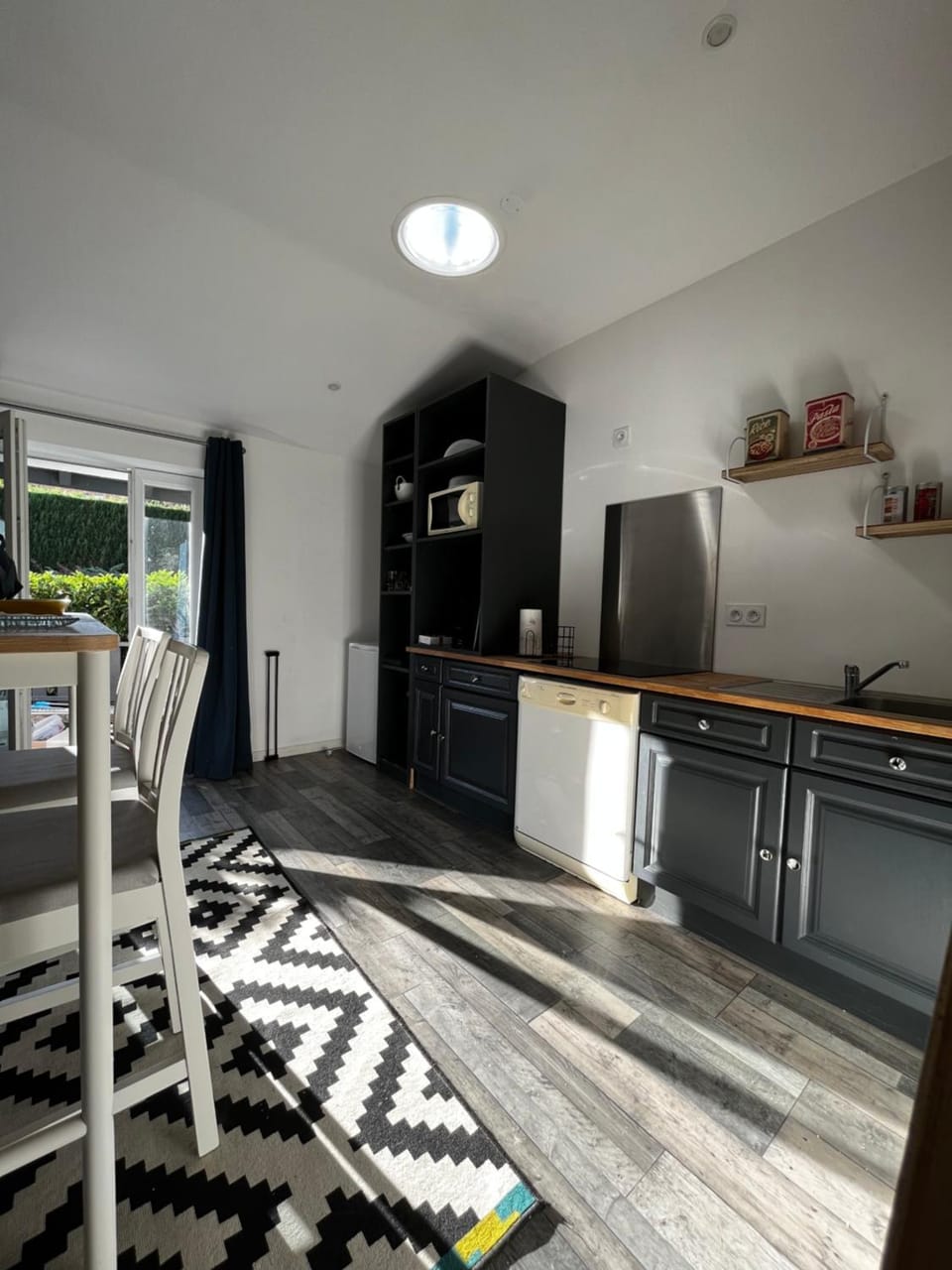 Dining area, dishwasher, stove