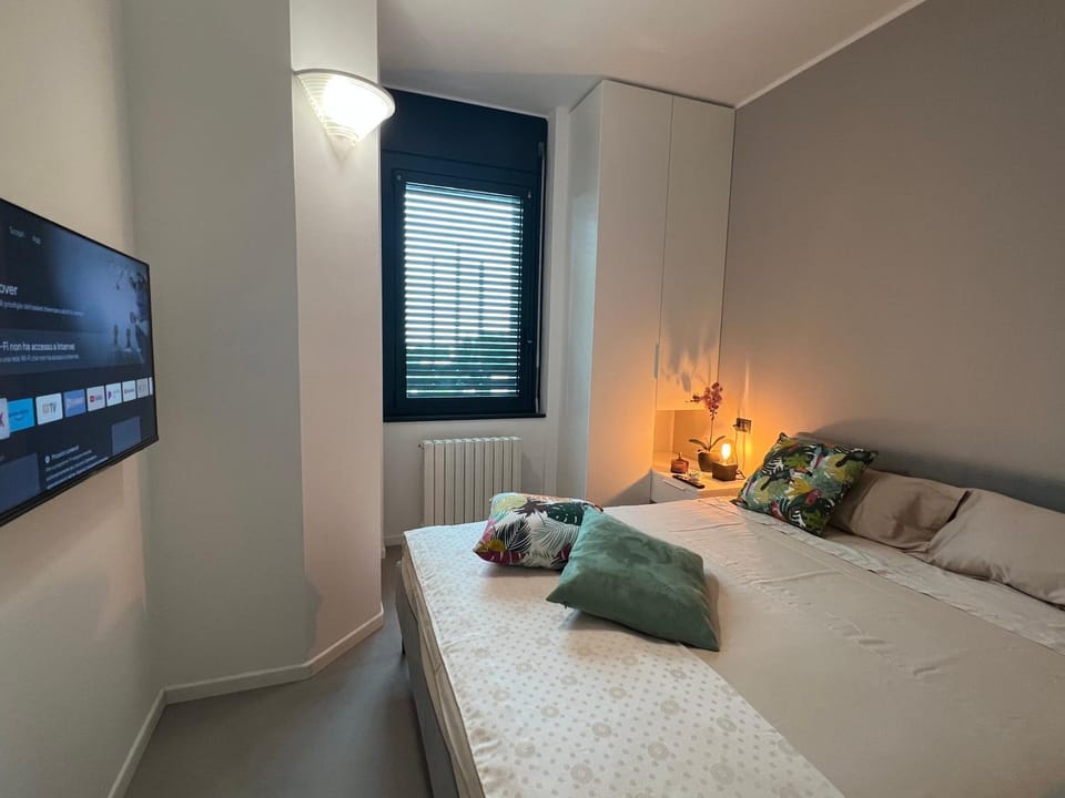 Bed, TV and multimedia, Photo of the whole room