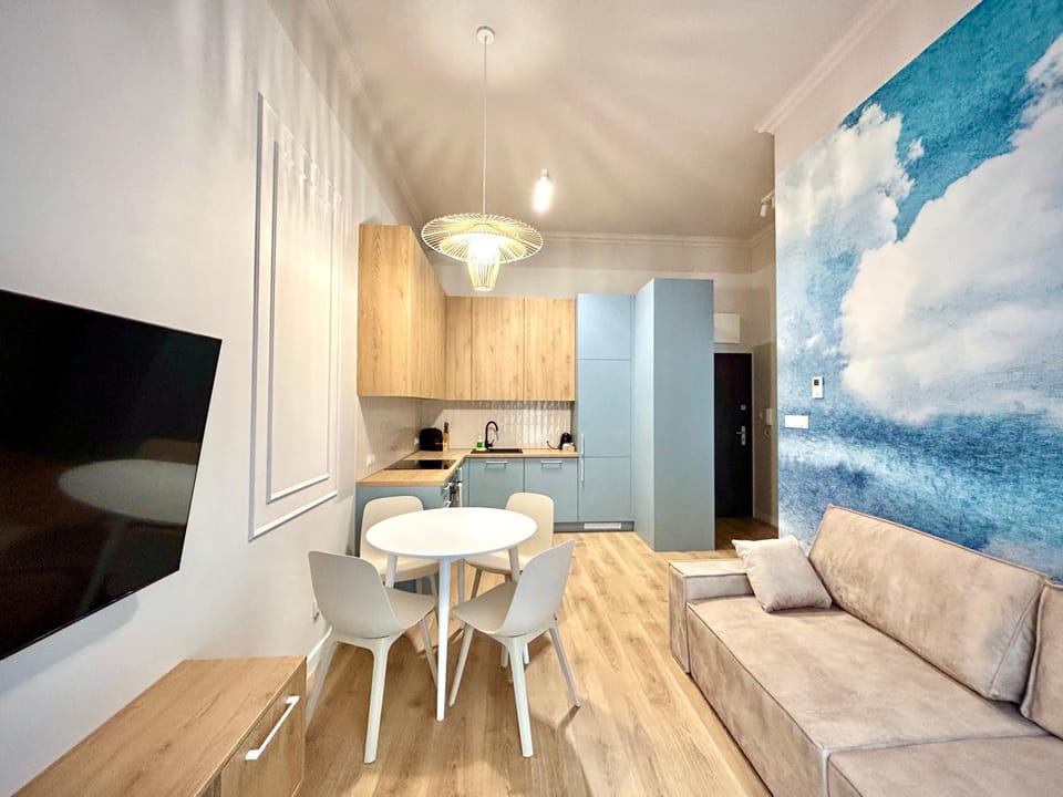 TV and multimedia, Kitchen or kitchenette, Living room, Seating area, Dining area