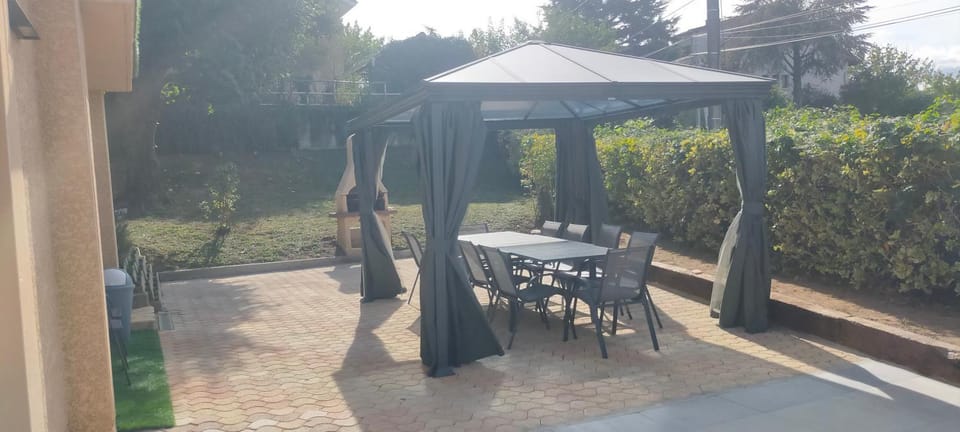 Day, BBQ facilities, Garden, View (from property/room), Inner courtyard view, furniture, internet