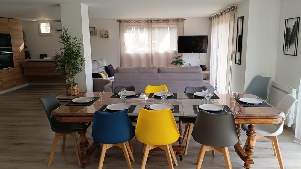 Communal lounge/ TV room, TV and multimedia, Kitchen or kitchenette, Living room, Seating area, Dining area, Evening entertainment