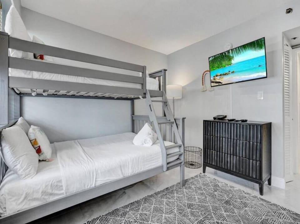 Bedroom, bunk bed