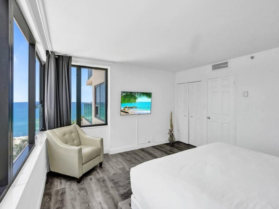 Bed, Bedroom, Sea view