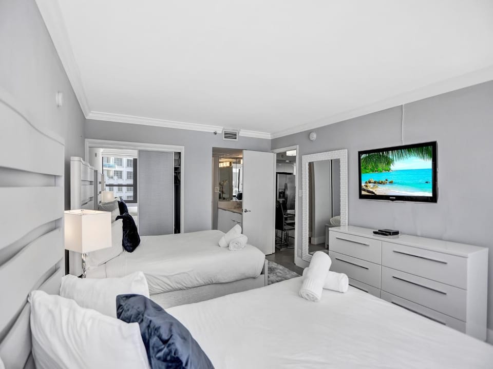 Bed, Photo of the whole room, Bedroom, towels