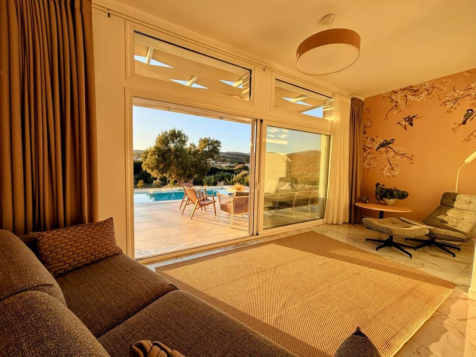 Natural landscape, View (from property/room), Balcony/Terrace, Living room, Photo of the whole room, Seating area, Pool view, Swimming pool