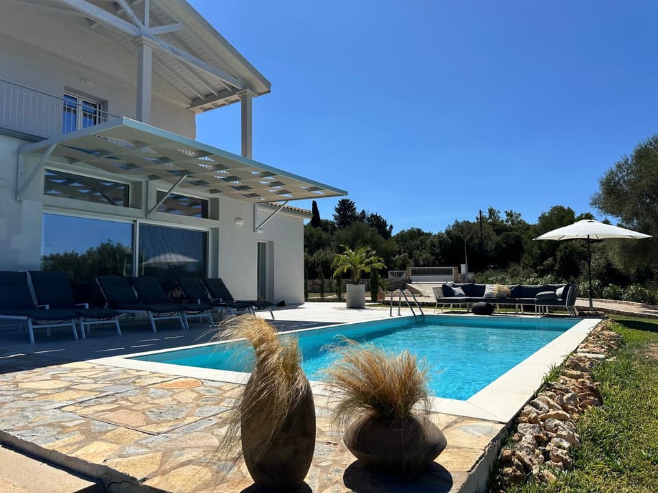 Property building, Patio, Garden, Garden view, Pool view, Swimming pool, sunbed