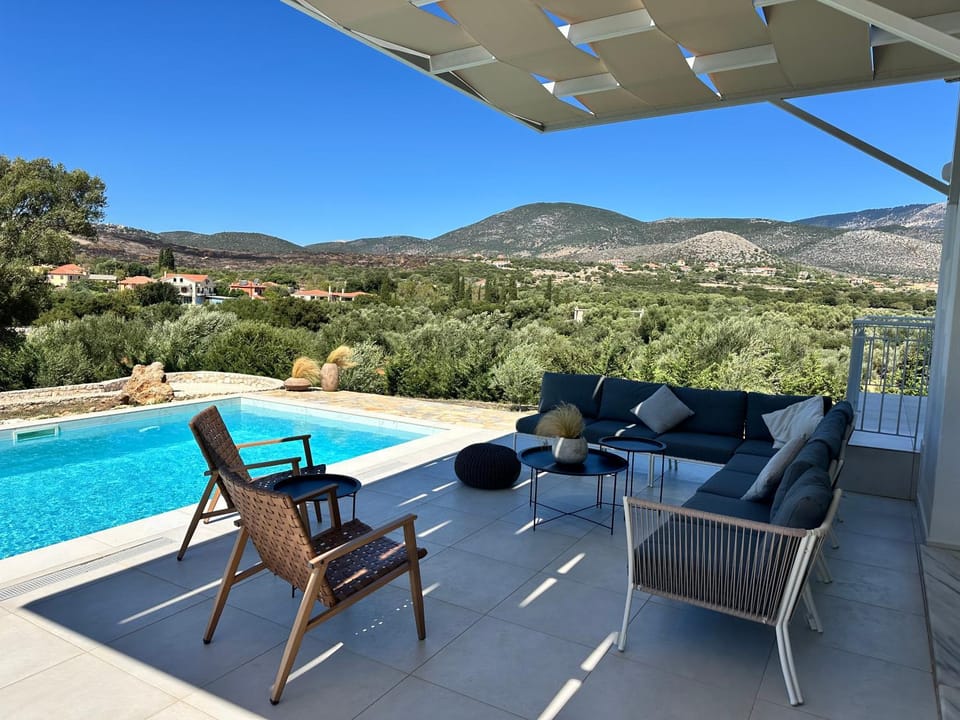 Patio, Natural landscape, View (from property/room), Balcony/Terrace, Seating area, Mountain view, Pool view, Swimming pool, sunbed