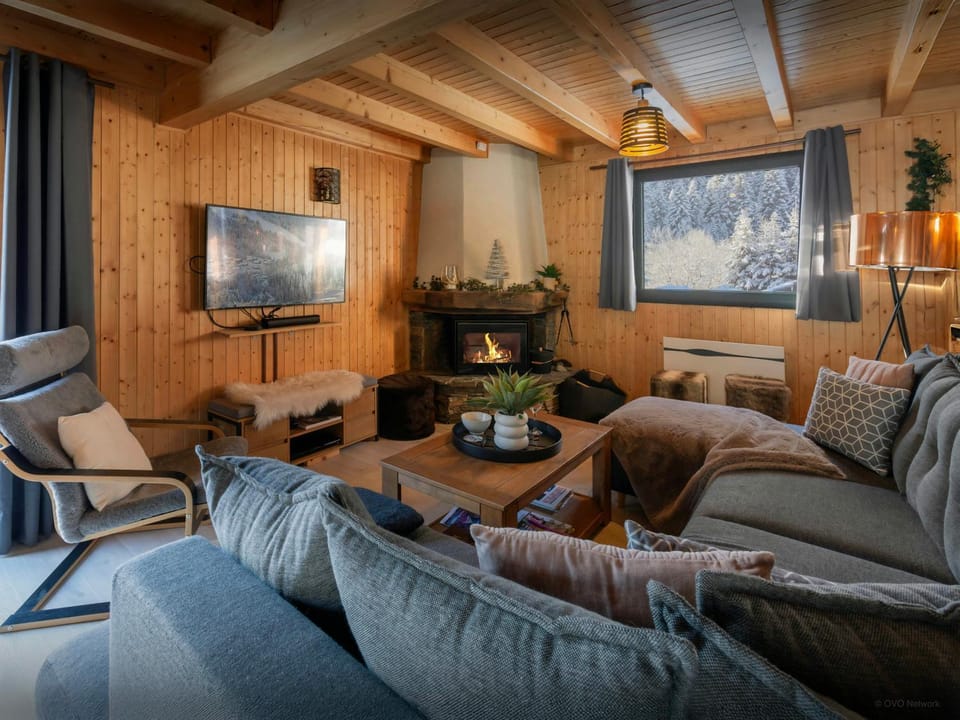 Communal lounge/ TV room, TV and multimedia, Living room, Seating area, Evening entertainment