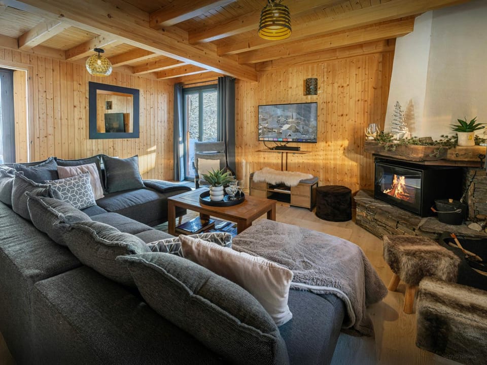 Communal lounge/ TV room, Winter, TV and multimedia, Living room, Seating area, Evening entertainment