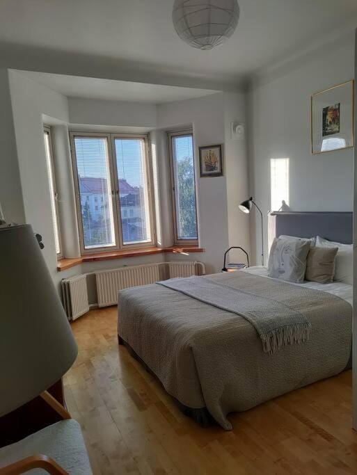 Top-floor studio, near park & sea, great transit Apartment in Helsinki