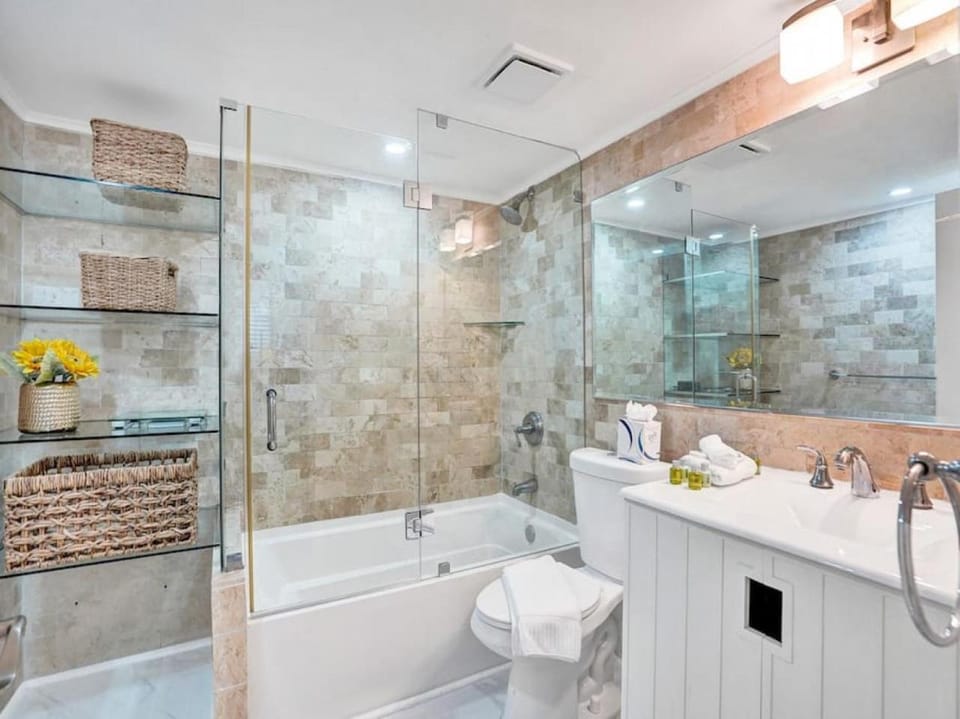 Shower, Toilet, Bathroom, Bath, towels