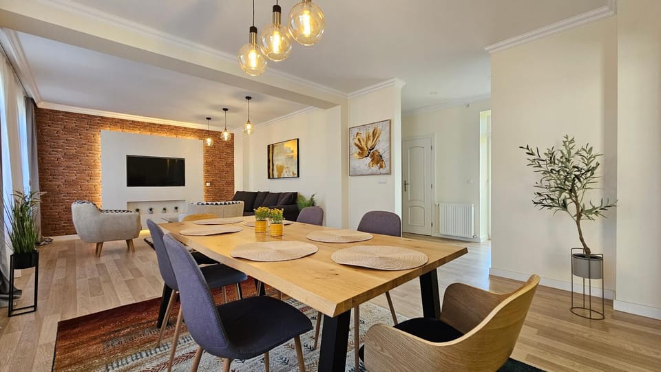 Communal lounge/ TV room, TV and multimedia, Living room, Seating area, Dining area, Evening entertainment