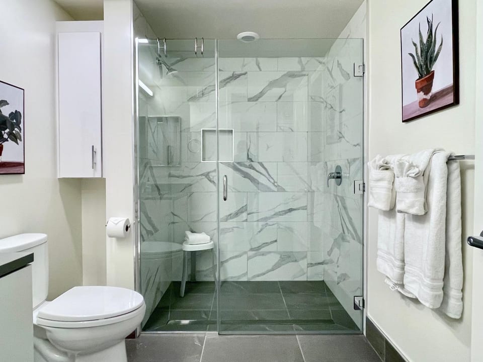 Elevator-Work Here-Gig WiFi-King Bed-Laundry in unit Apartment in Walnut Creek