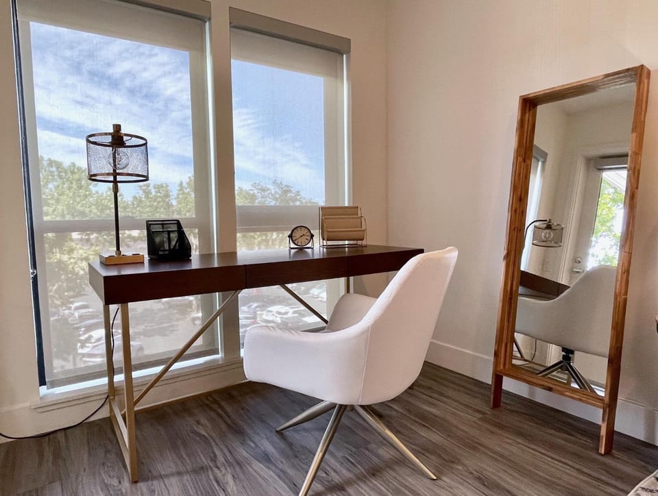 Elevator-Work Here-Gig WiFi-King Bed-Laundry in unit Apartment in Walnut Creek