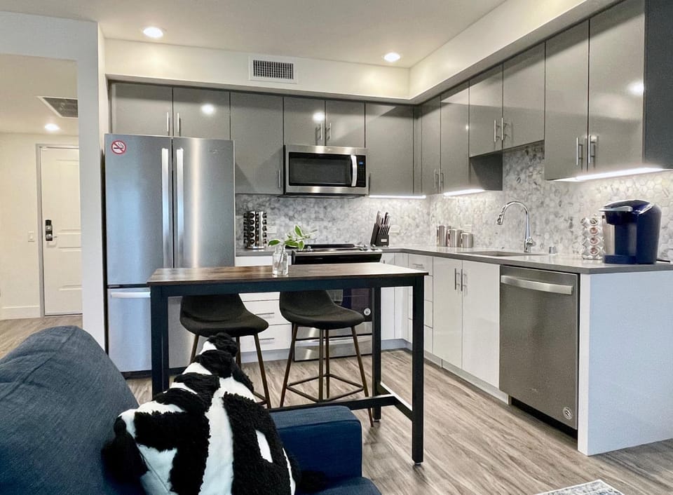 Elevator-Work Here-Gig WiFi-King Bed-Laundry in unit Apartment in Walnut Creek