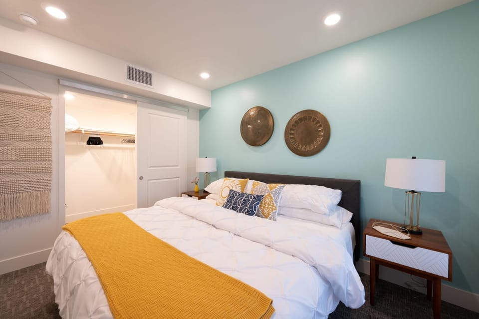 Downtown-Elevator-King Bed-Garage Parking-Laundry Apartment in Walnut Creek
