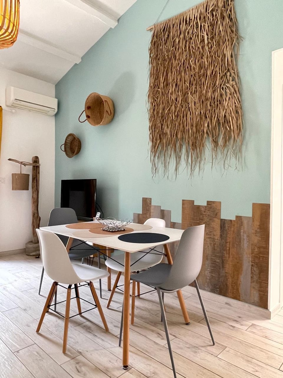 TV and multimedia, Living room, Dining area, air conditioner