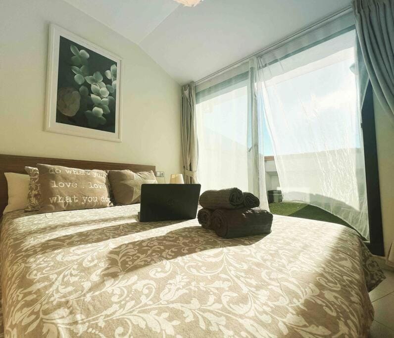 Bed, Photo of the whole room, Bedroom