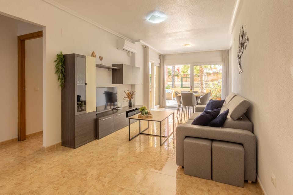 TV and multimedia, Coffee/tea facilities, Kitchen or kitchenette, Living room, Seating area, Dining area, minibar, pet friendly, stove, kitchen