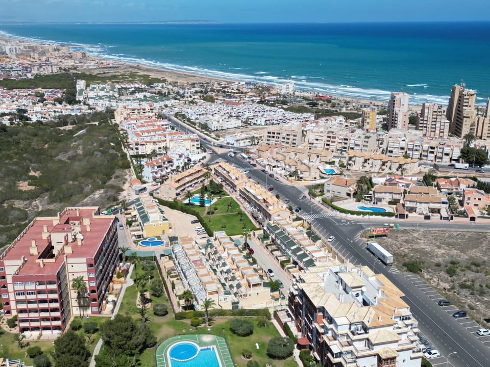 Property building, Nearby landmark, Day, Neighbourhood, Natural landscape, Bird's eye view, Beach, Pool view, Sea view, Street view, Swimming pool, Location, Parking