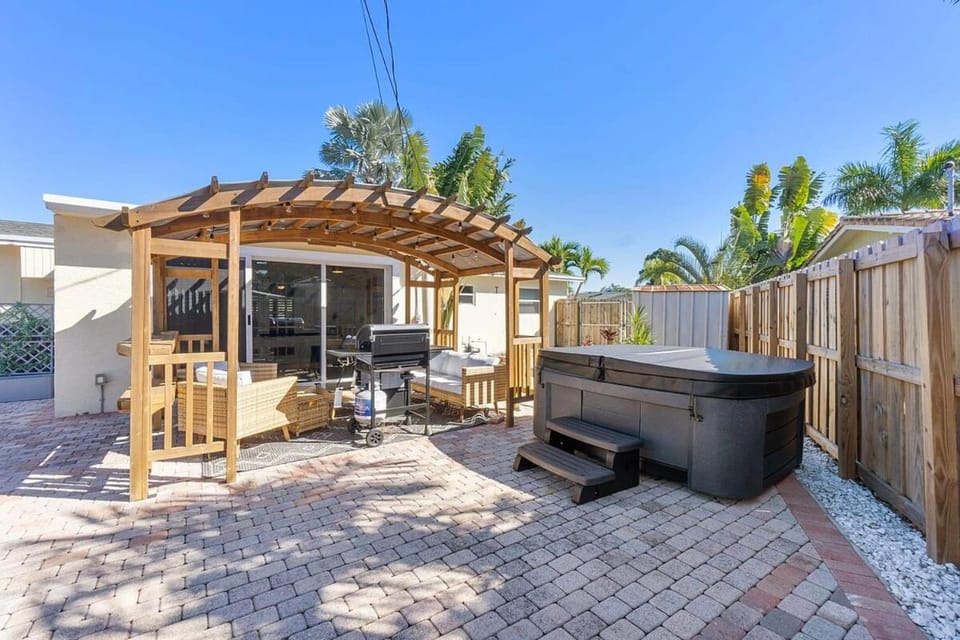 10 min 2 beach Hot Tub Pool Table FirePit Sleeps 8 House in Deerfield Beach