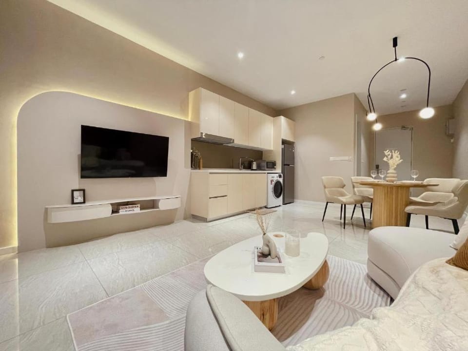 TV and multimedia, Seating area, Dining area