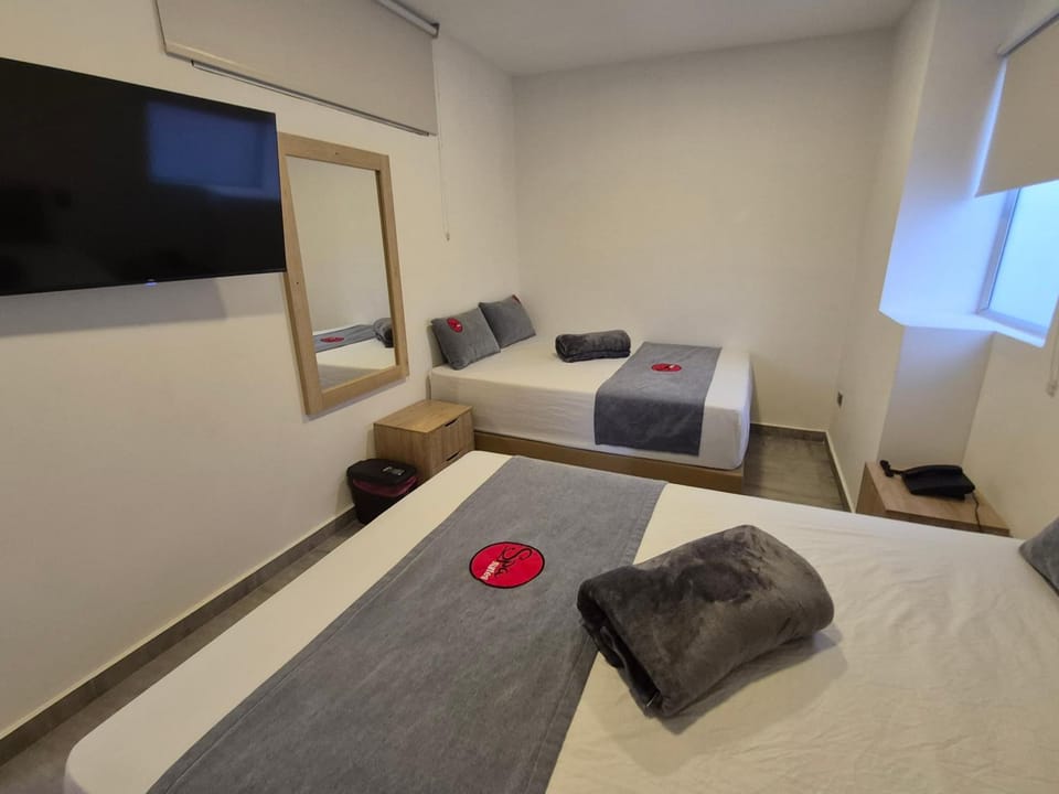 Bed, TV and multimedia, Photo of the whole room, Bedroom, towels