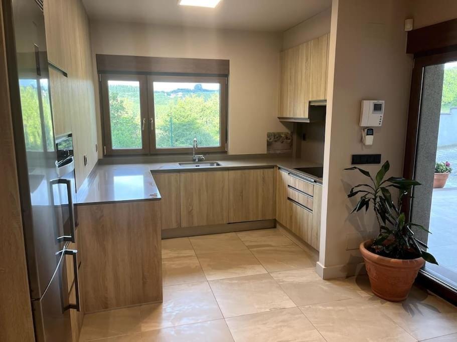 Kitchen or kitchenette, dishwasher, stove