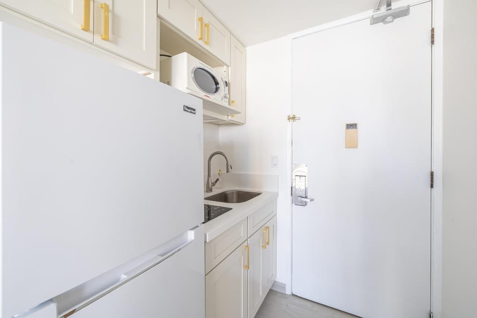 Kitchen or kitchenette, minibar, stove