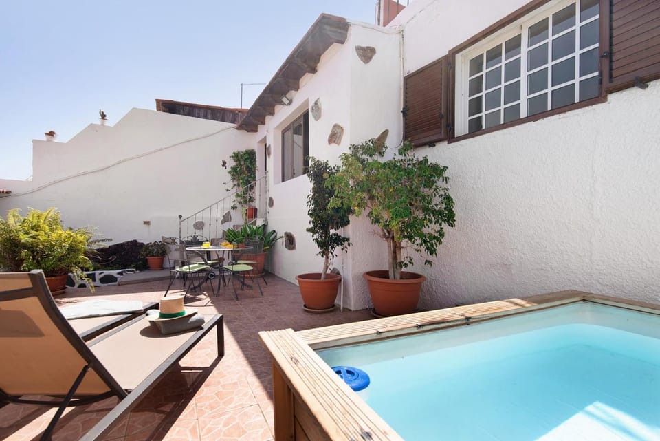 Property building, Balcony/Terrace, Living room, Swimming pool
