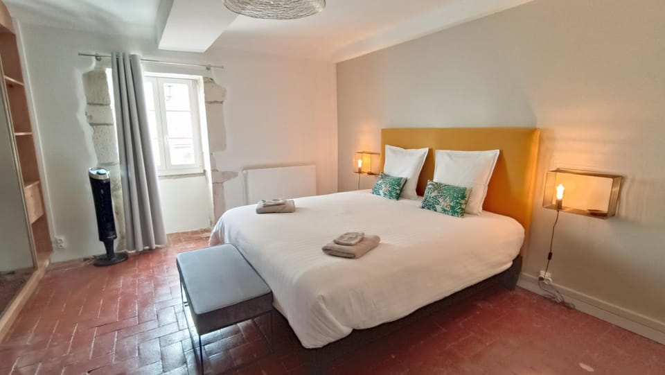 Bed, Bedroom, towels