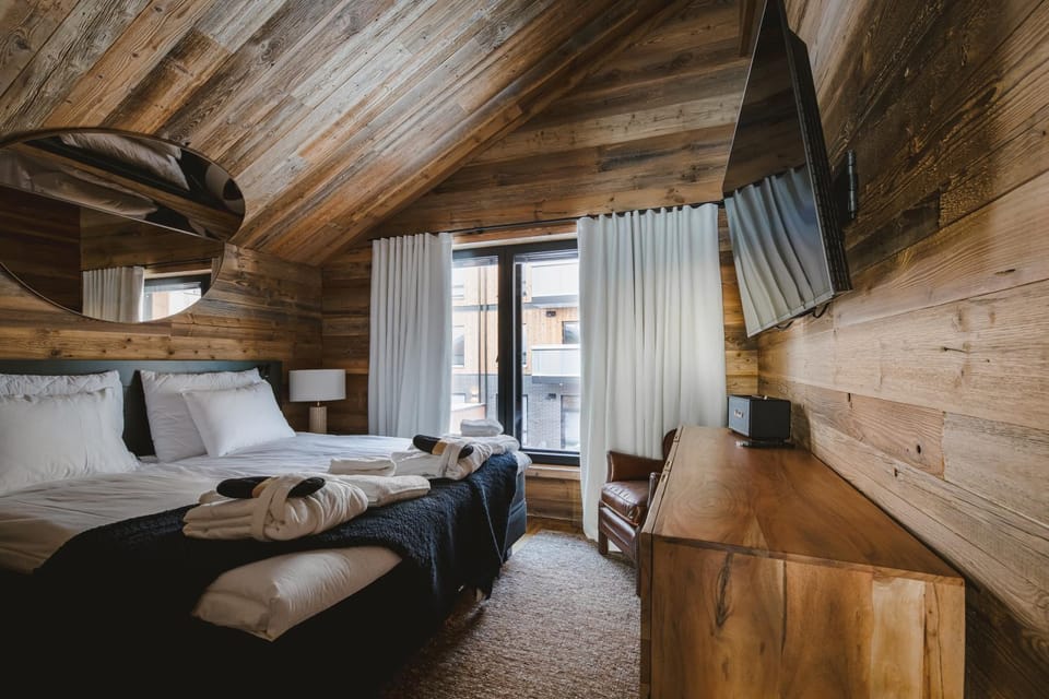 Bed, TV and multimedia, Photo of the whole room, Bedroom, towels