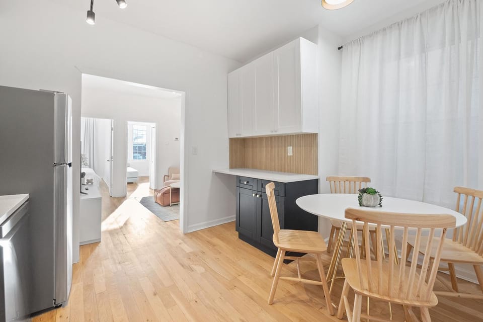 Kitchen or kitchenette, Dining area