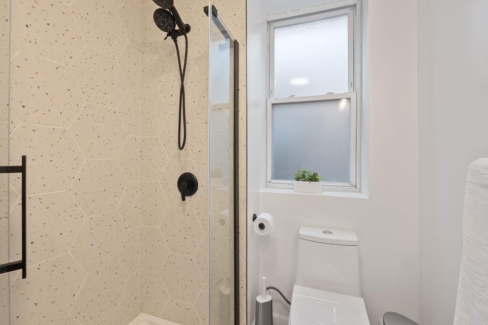 Shower, Toilet