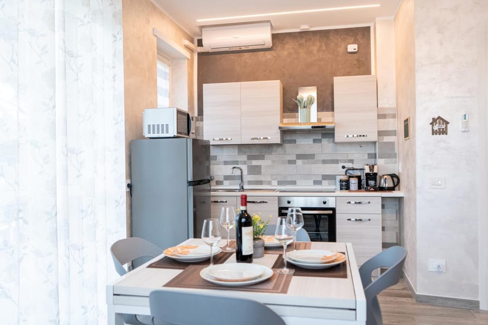 Kitchen or kitchenette, Dining area