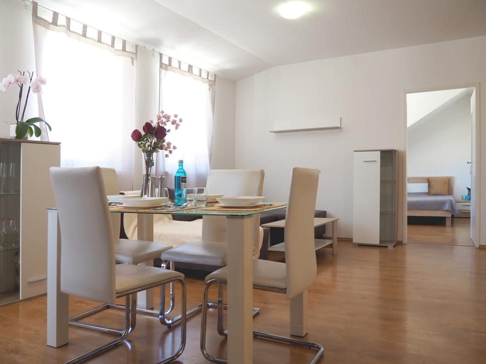Kitchen or kitchenette, Living room, Seating area, Dining area, Bedroom