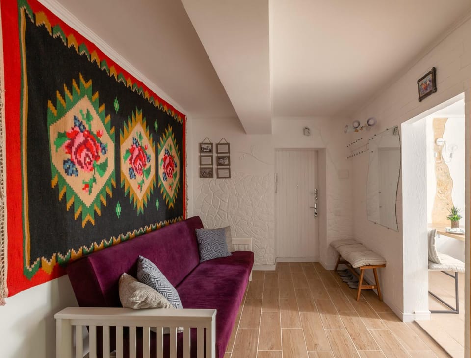 Bed, Living room, Photo of the whole room, Decorative detail, Seating area, Bedroom, wardrobe
