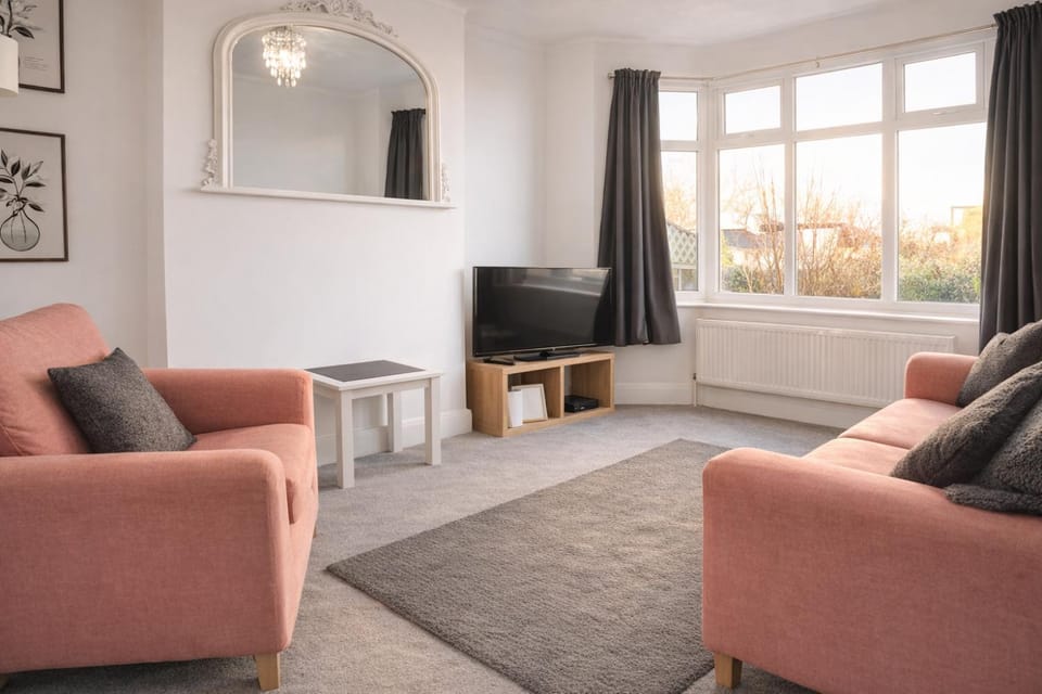 Communal lounge/ TV room, TV and multimedia, Living room, Seating area, Evening entertainment