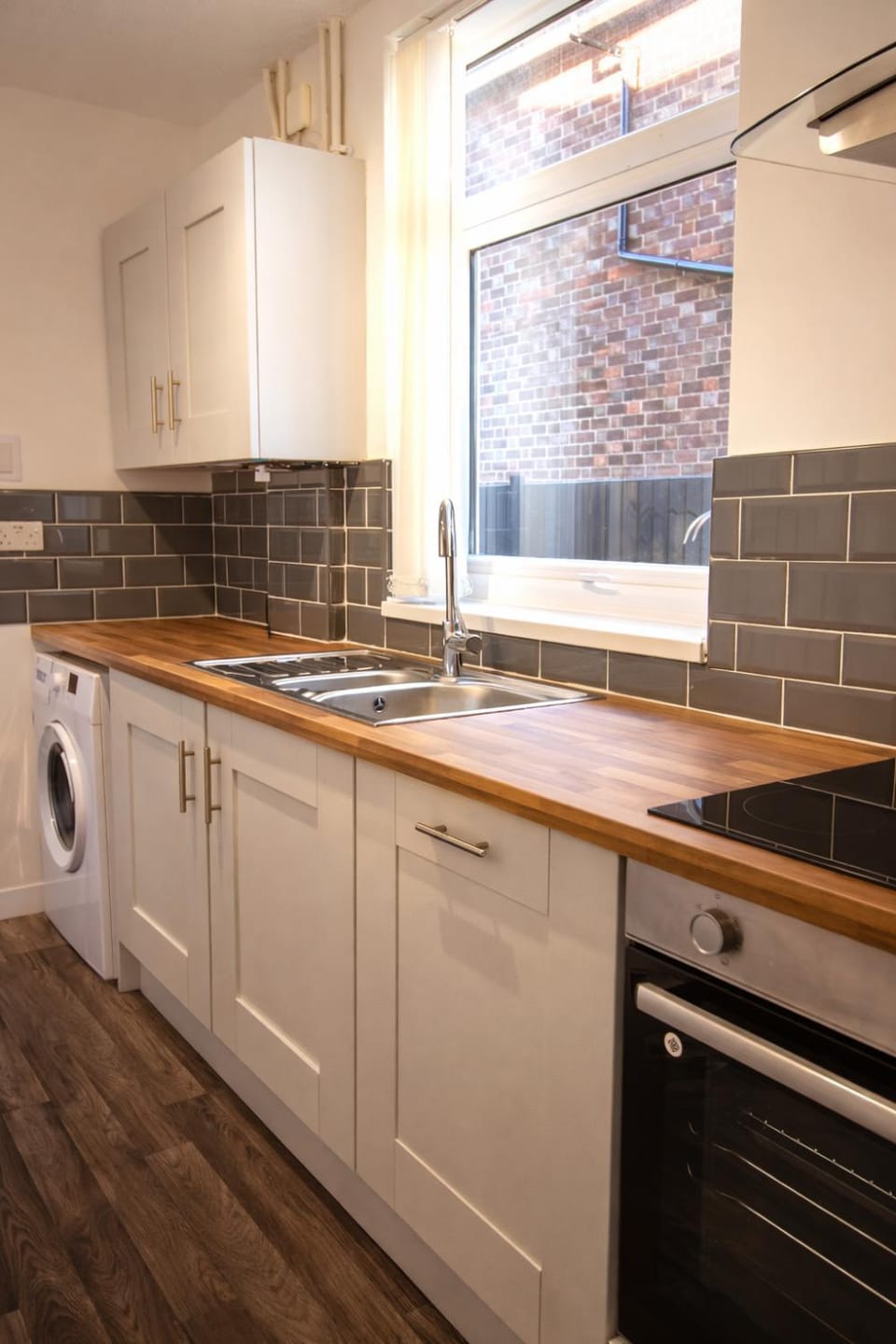Kitchen or kitchenette, dishwasher, stove