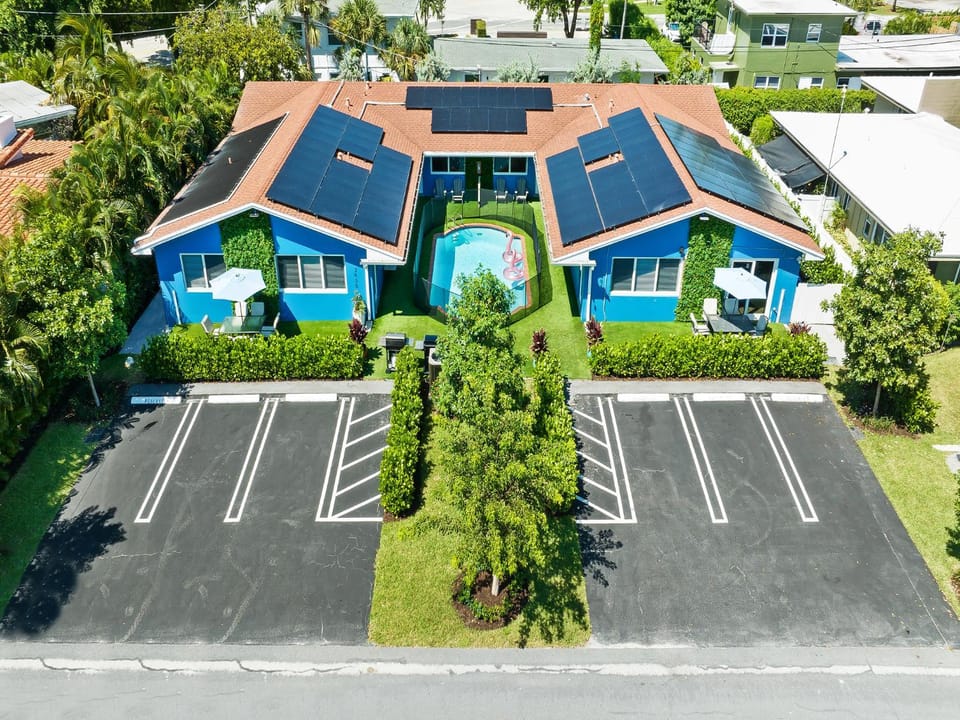 Prime Location Heated Pool Beach Nightlife Apartment in Pompano Beach