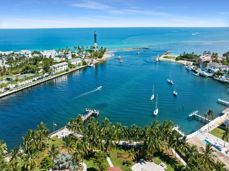 Prime Location Heated Pool Beach Nightlife Apartment in Pompano Beach